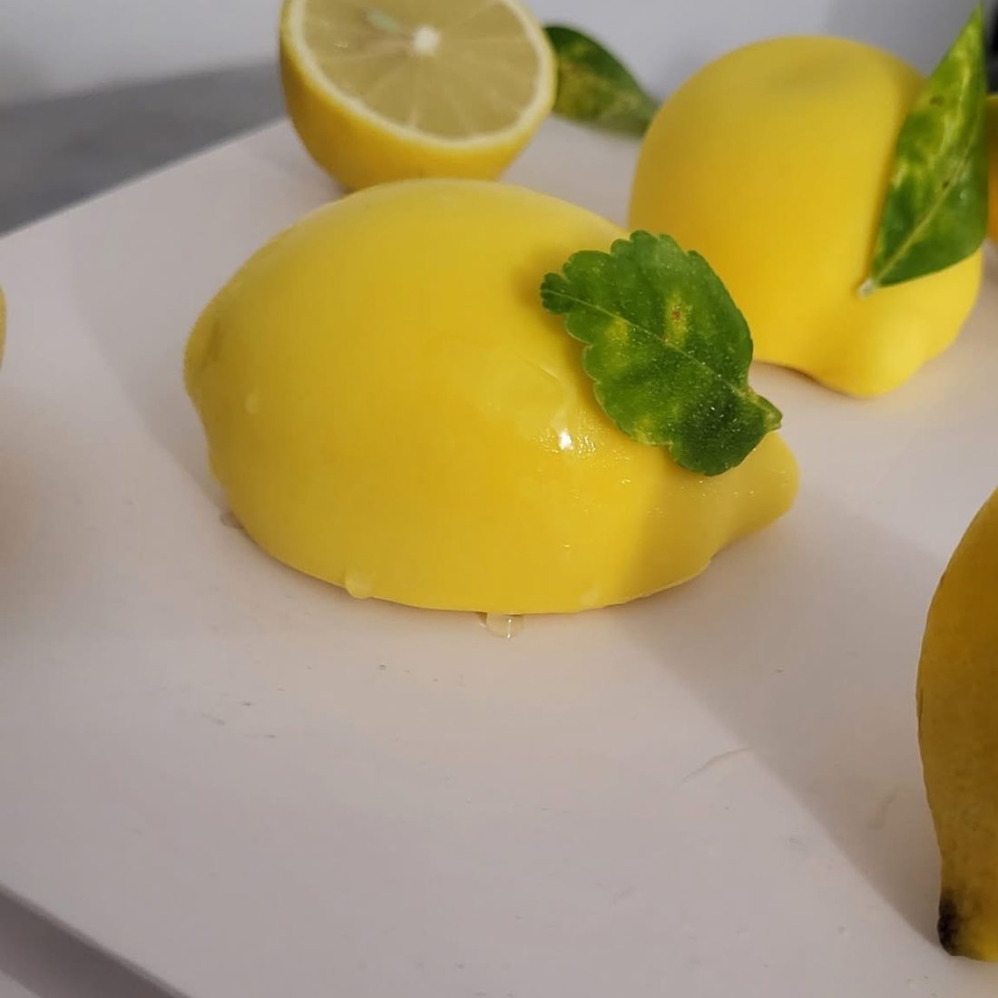 Entremets trompe-l'œil en forme de fruit